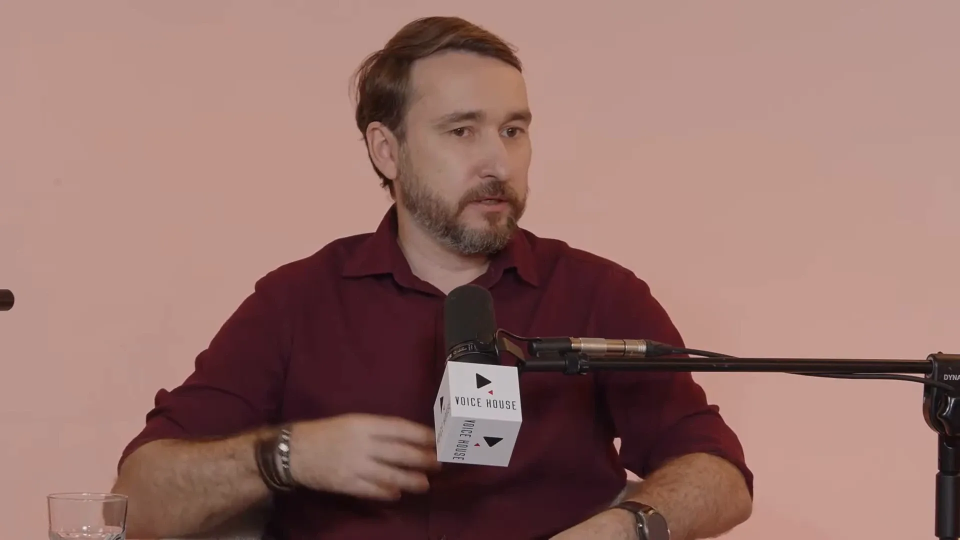 Krystian Wydro w bordowej koszuli mówi przy mikrofonie Voice House podczas panelu „AI jako katalizator zmian” w Warszawie