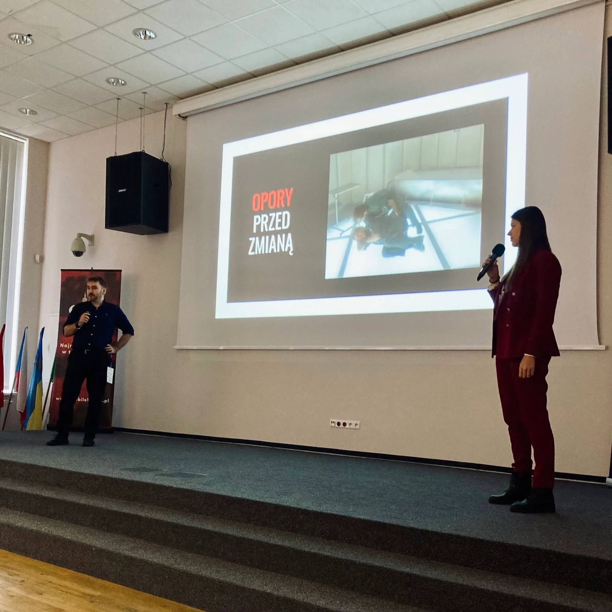 Krystian Wydro i prelegentka na scenie Mobile Trends AI we Wrocławiu