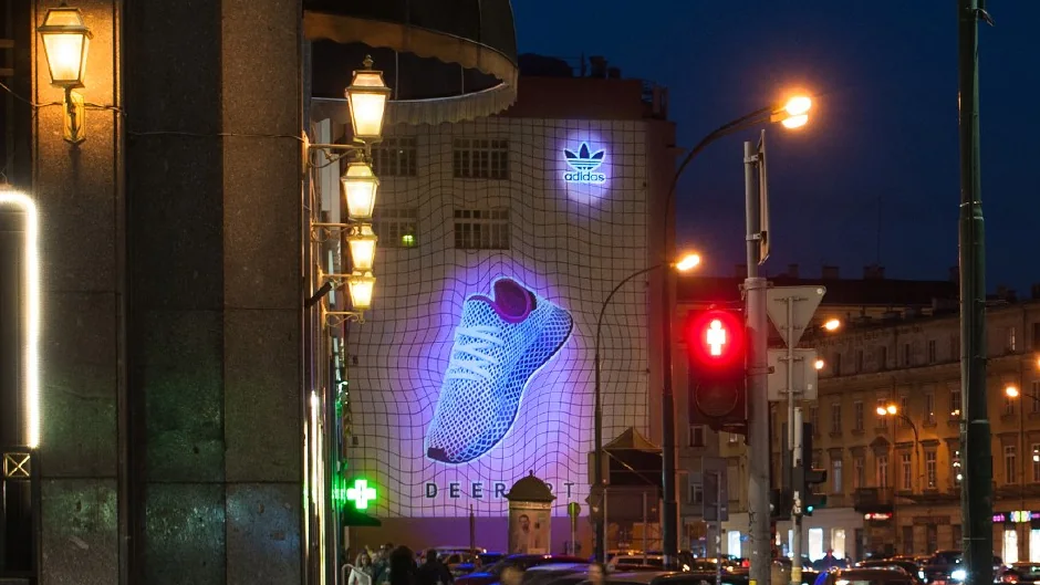Mural adidas Deerupt świecący nocą w ultrafiolecie przy ulicy Brackiej